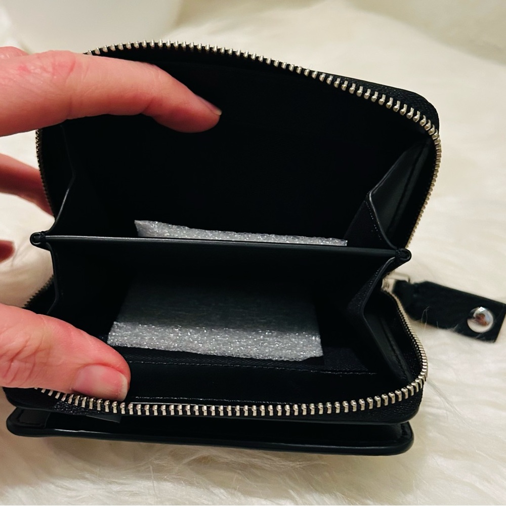 Marc Jacobs Black Bifold Wallet with Back Zip Coin Area NWT - Picture 4 of 7